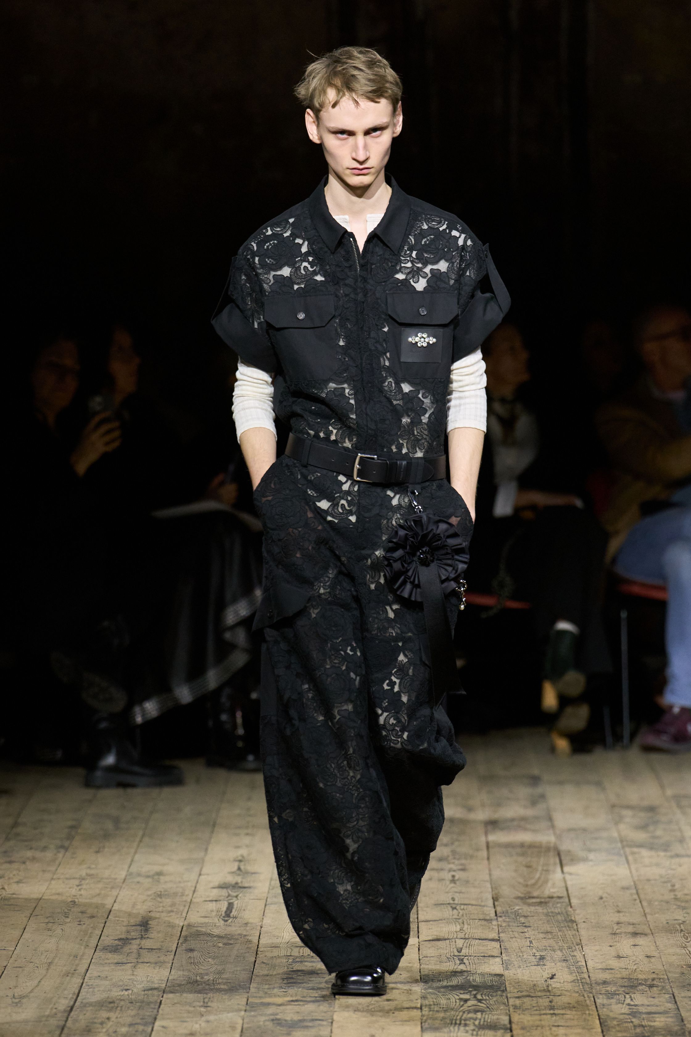 Simone Rocha以学院风与运动元素碰撞，红色运动套装、宽松针织与装饰花卉细节交织出甜美与叛逆并存的青春张力，在木质秀场中延续品牌的浪漫怪诞气质-顽石频道趋势研究
